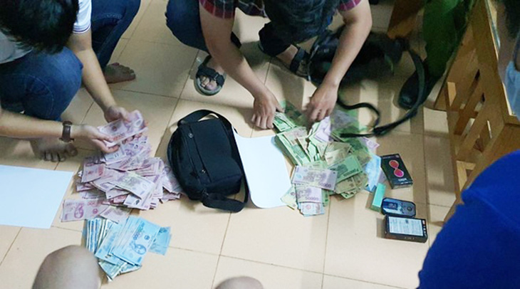 Khởi tố 2 thanh niên dùng dao cướp ngân hàng Vietcombank - Ảnh 3.