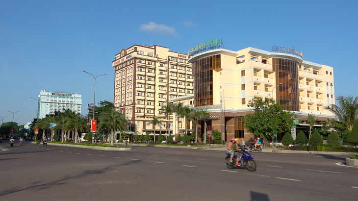 Bình Định yêu cầu khách sạn Bình Dương ngưng sửa chữa để di dời - Ảnh 1.