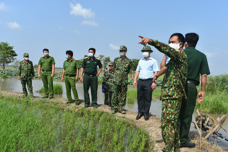 An Giang chi viện 92 cán bộ, chiến sĩ công an tỉnh về 22 xã biên giới phòng dịch COVID-19 - Ảnh 1.