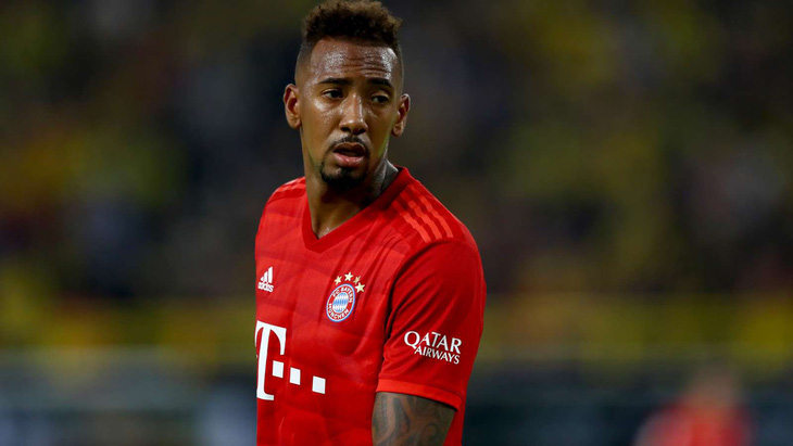 Đi thăm con đang bệnh, Jerome Boateng vừa gặp tai nạn, vừa bị Bayern phạt - Ảnh 1.