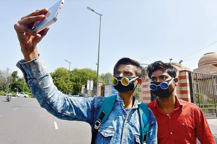 Ấn Độ yêu cầu người cách ly tại nhà gửi ảnh selfie mỗi giờ để kiểm tra vị trí - Ảnh 1.