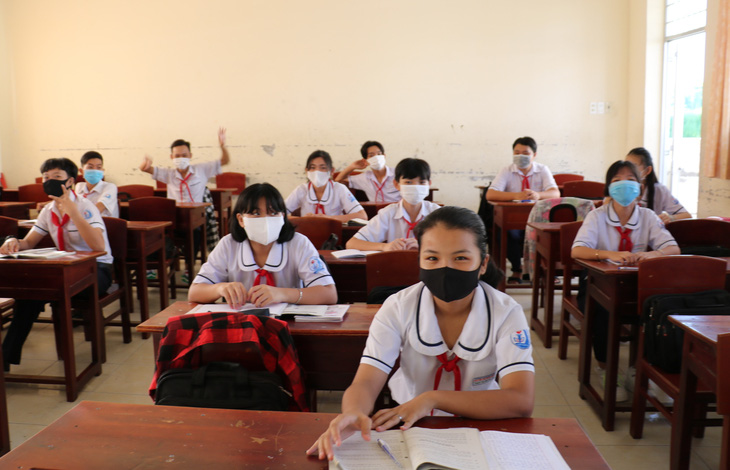 Học sinh Cà Mau trở lại trường, ngồi cách 2 mét, Thái Bình ngồi như cũ - Ảnh 7.