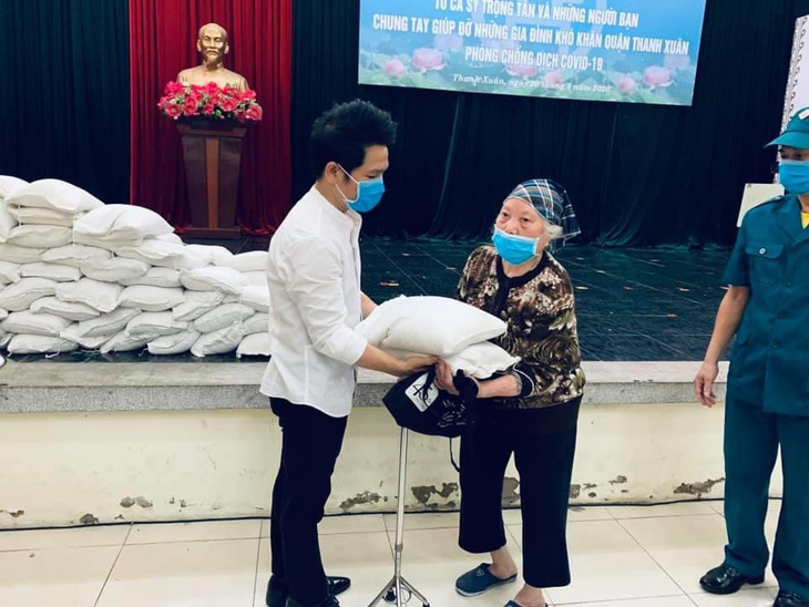 Trọng Tấn, Đăng Dương, Tấn Minh trao 7 tấn gạo cho 1.305 gia đình khó khăn - Ảnh 1.