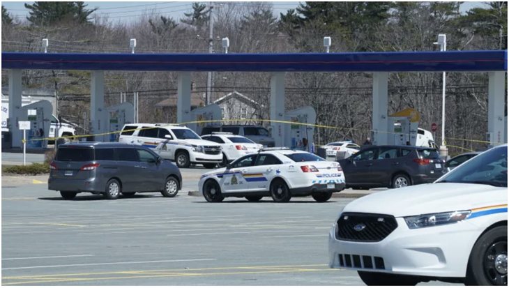 Hung thủ lái xe cảnh sát, xả súng giết người ở Canada, ít nhất 16 người chết - Ảnh 1.