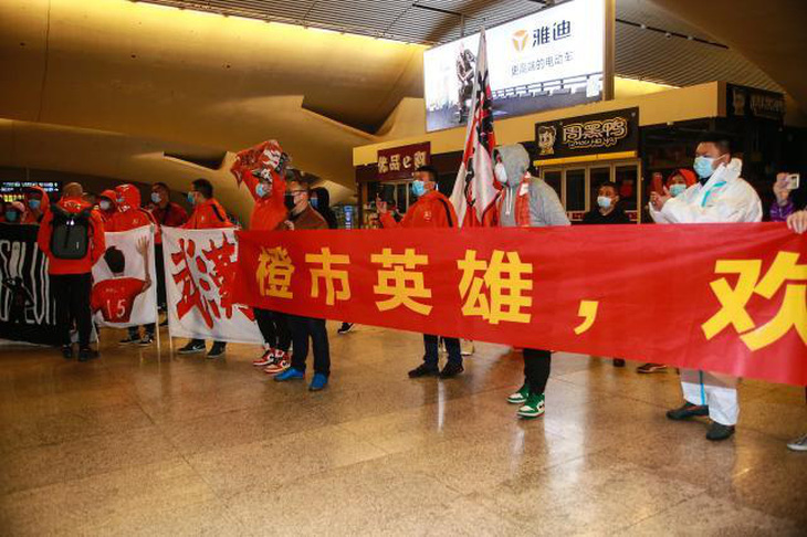 Đội  bóng Vũ Hán trở về nhà sau hơn 100 ngày mắc kẹt ở nước ngoài - Ảnh 2.