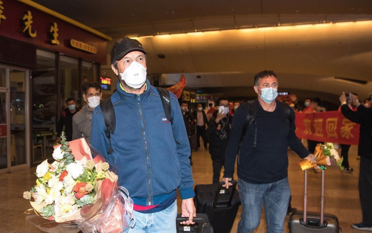 Đội  bóng Vũ Hán trở về nhà sau hơn 100 ngày mắc kẹt ở nước ngoài - Ảnh 1.