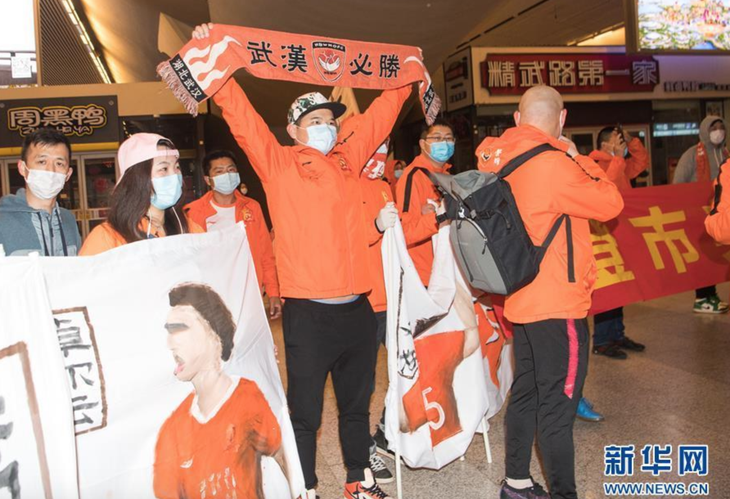 Đội  bóng Vũ Hán trở về nhà sau hơn 100 ngày mắc kẹt ở nước ngoài - Ảnh 3.