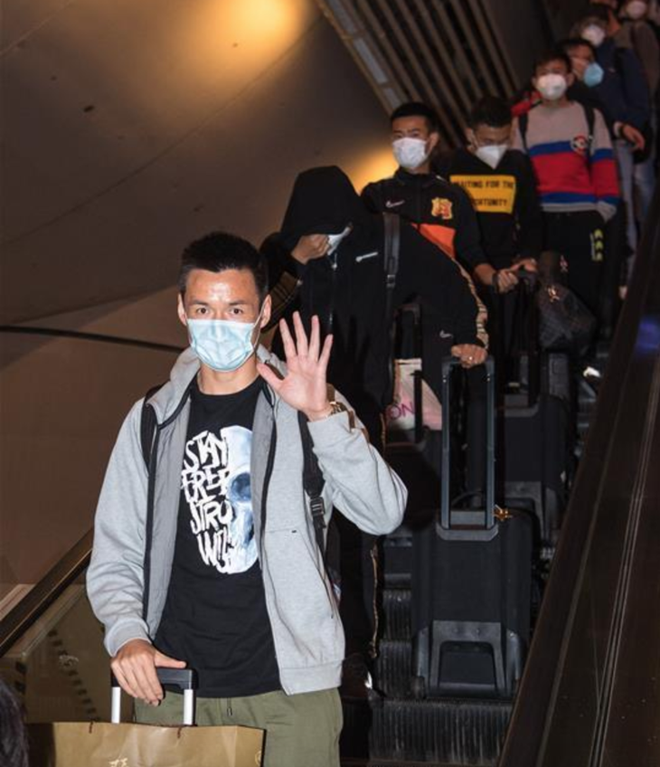 Đội  bóng Vũ Hán trở về nhà sau hơn 100 ngày mắc kẹt ở nước ngoài - Ảnh 4.