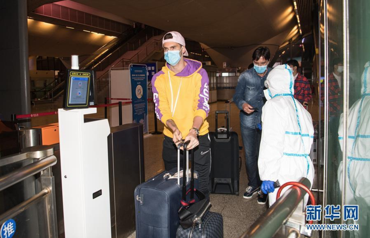Đội  bóng Vũ Hán trở về nhà sau hơn 100 ngày mắc kẹt ở nước ngoài - Ảnh 5.