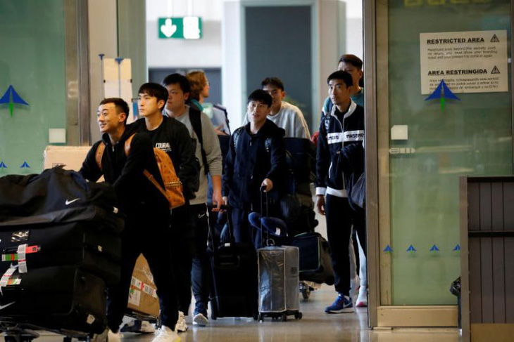 Đội  bóng Vũ Hán trở về nhà sau hơn 100 ngày mắc kẹt ở nước ngoài - Ảnh 6.