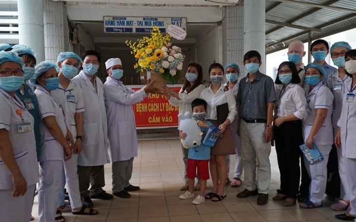 Bé 6 tuổi mắc COVID-19 ra viện, Việt Nam có 223 ca khỏi bệnh
