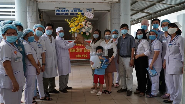 Bé 6 tuổi mắc COVID-19 ra viện, Việt Nam có 223 ca khỏi bệnh - Ảnh 1.