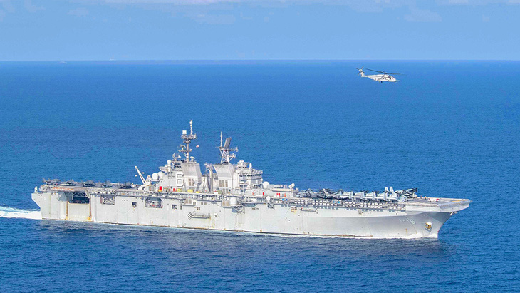 Mỹ cảnh báo thói bắt nạt của Trung Quốc, điều hai tàu chiến ra biển Đông - Ảnh 1.