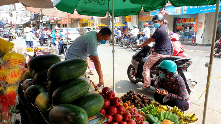 TP.HCM: Vừa hết cách ly, khách nhanh chóng đi cắt tóc, uống cà phê - Ảnh 6.