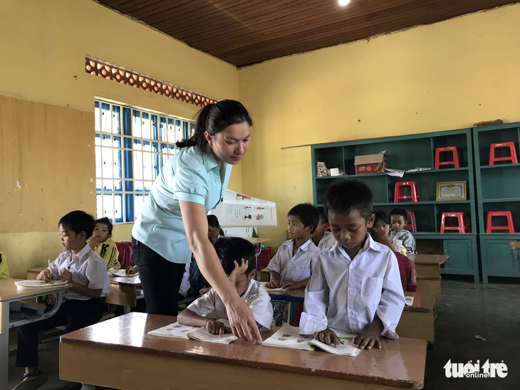 Đắk Lắk không tuyển dụng đặc cách giáo viên theo yêu cầu của Bộ Nội vụ - Ảnh 3.