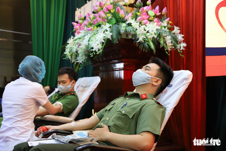 Nghe tin công an tổ chức hiến máu, người dân Đà Nẵng rủ nhau tham gia - Ảnh 1.