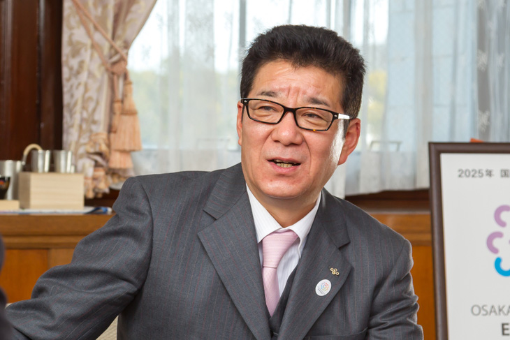 Thị trưởng Nhật nói nên để đàn ông đi chợ giữa dịch COVID-19 vì phụ nữ lề mề - Ảnh 1.