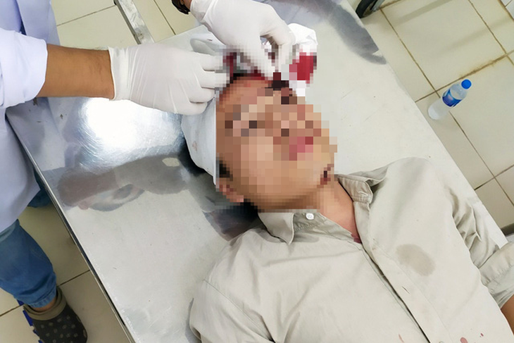 Nhóm côn đồ cầm dao vào trạm Cù Đinh đánh một kiểm lâm viên nhập viện - Ảnh 1.