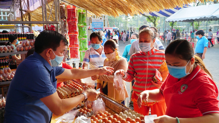 Người dân nhận gạo được ‘năn nỉ’ nhận thêm rau sạch, trứng, dầu ăn - Ảnh 1.