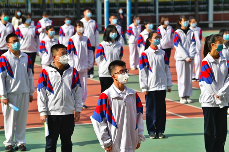 Gần 50.000 học sinh lớp 12 đi học lại, Bắc Kinh đảm bảo an toàn ra sao? - Ảnh 1.