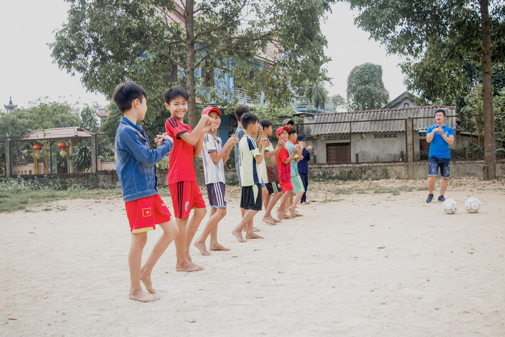 Liên đoàn Bóng đá châu Âu giúp đỡ trẻ em đường phố tại Việt Nam - Ảnh 1.