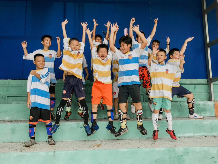 Liên đoàn Bóng đá châu Âu giúp đỡ trẻ em đường phố tại Việt Nam - Ảnh 2.