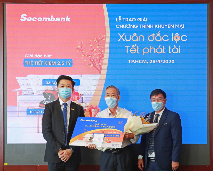 Sacombank trao thưởng sổ tiết kiệm trị giá 2,5 tỉ đồng cho khách hàng - Ảnh 1.