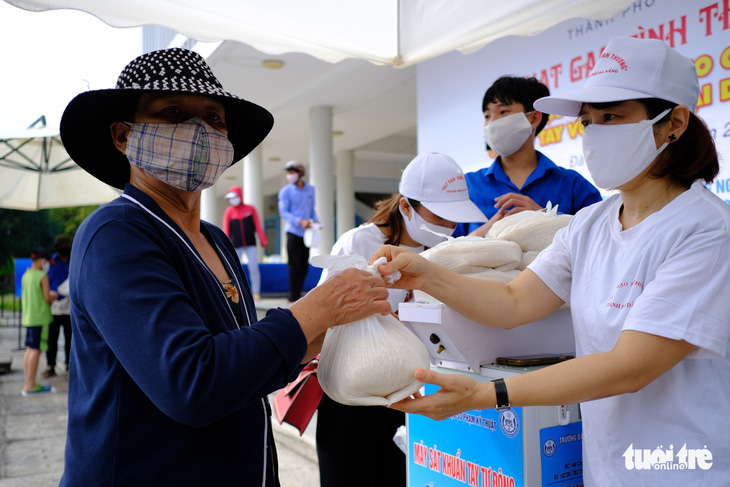 Doanh nhân trẻ Đà Nẵng góp gạo cho cộng đồng, tặng máy thở cho bệnh viện - Ảnh 3.