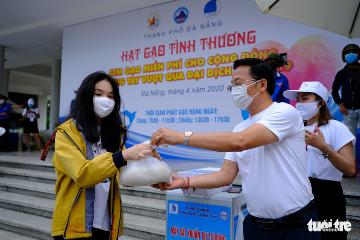 Doanh nhân trẻ Đà Nẵng góp gạo cho cộng đồng, tặng máy thở cho bệnh viện - Ảnh 1.