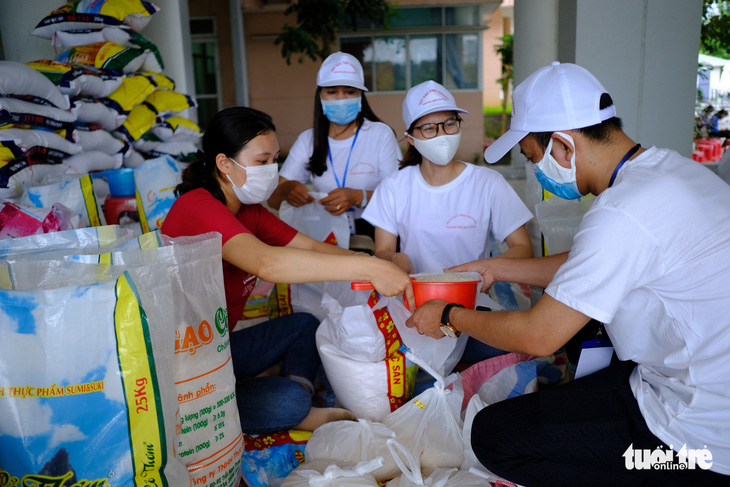 Doanh nhân trẻ Đà Nẵng góp gạo cho cộng đồng, tặng máy thở cho bệnh viện - Ảnh 2.