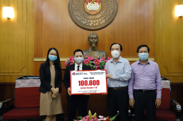 BEST Inc. trao tặng 100.000 khẩu trang y tế cho Ủy ban Trung ương Mặt trận Tổ quốc Việt Nam - Ảnh 1.
