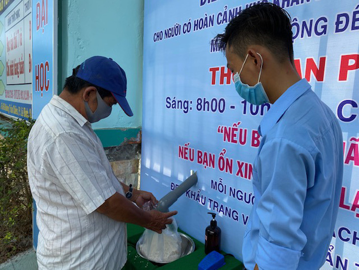 Thầy trò góp tiền mở ATM gạo tại cổng trường giúp người khó khăn - Ảnh 1.