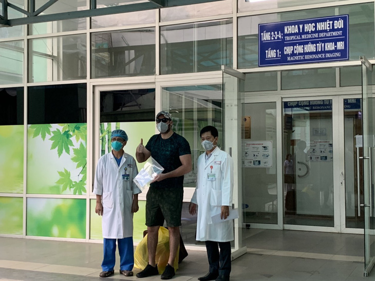 Bệnh nhân người Mỹ nhiễm COVID-19 xuất viện: Cảm ơn Việt Nam đã cứu tôi - Ảnh 1.