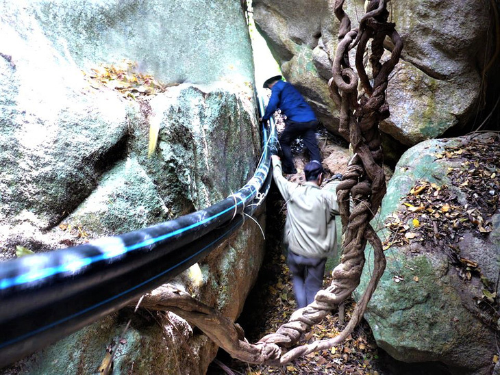 Tình cờ phát hiện nhiều hài cốt liệt sĩ trong hang sâu tại núi Đồng Bò - Ảnh 1.