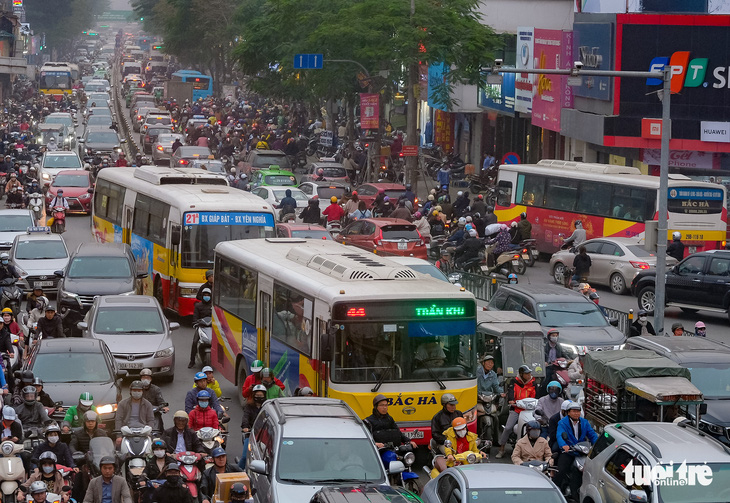 Hà Nội bố trí 100 xe buýt đưa người cách ly về địa phương - Ảnh 1.