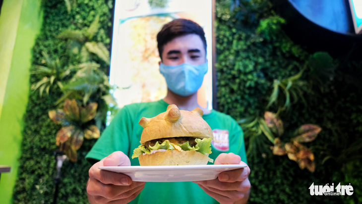 Làm bánh burger hình virus corona để ăn cả nỗi sợ - Ảnh 4.