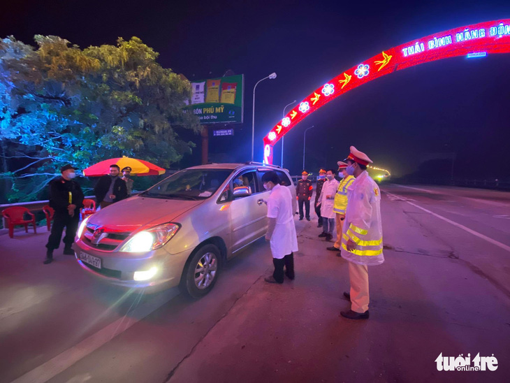 Một số nơi đắp đất chặn đường, lãnh đạo Quảng Ninh yêu cầu chấm dứt - Ảnh 2.