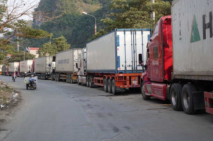 Hàng xuất khẩu lại ùn tắc tại cửa khẩu Lạng Sơn - Ảnh 1.