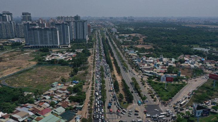 26 vụ tai nạn giao thông, chết 14 người trong ngày nghỉ lễ đầu tiên - Ảnh 1.