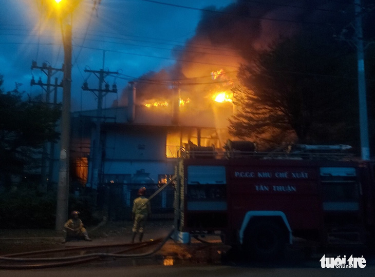 Cháy lớn trong Khu chế xuất Tân Thuận, nhiều lính cứu hỏa bị thương - Ảnh 3.