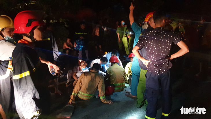 Cháy lớn trong Khu chế xuất Tân Thuận, nhiều lính cứu hỏa bị thương - Ảnh 2.