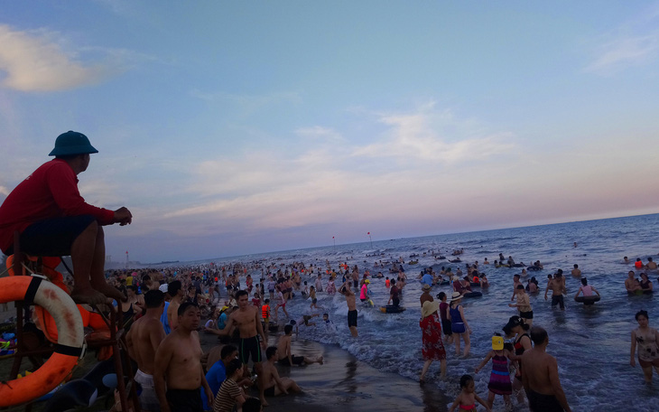 Tắm biển Sầm Sơn phải cách nhau 1m