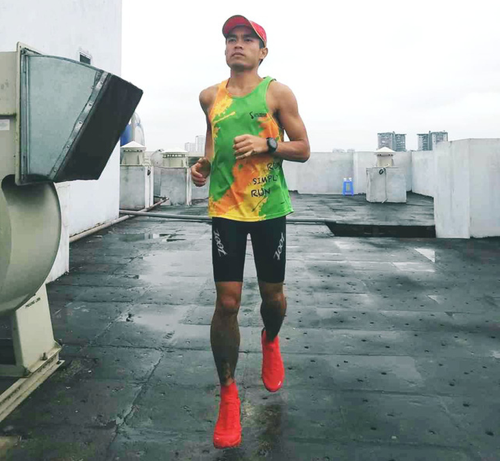 Người Việt đầu tiên chạy marathon 42,195km trên sân thượng chung cư - Ảnh 1.