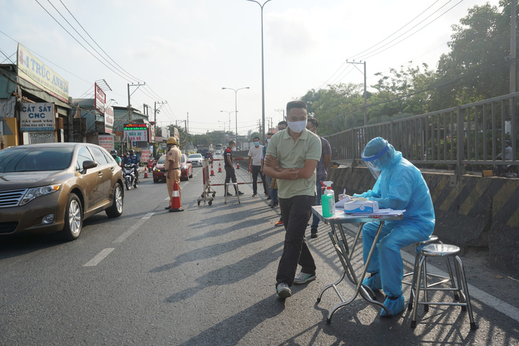 Ngày thứ 2 kiểm soát dịch tại cửa ngõ TP.HCM: căng mình suốt ngày đêm - Ảnh 3.