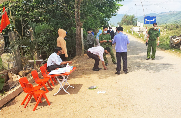 Nữ cán bộ chốt kiểm dịch bỗng dưng bị tát mà không hiểu tại sao - Ảnh 2.