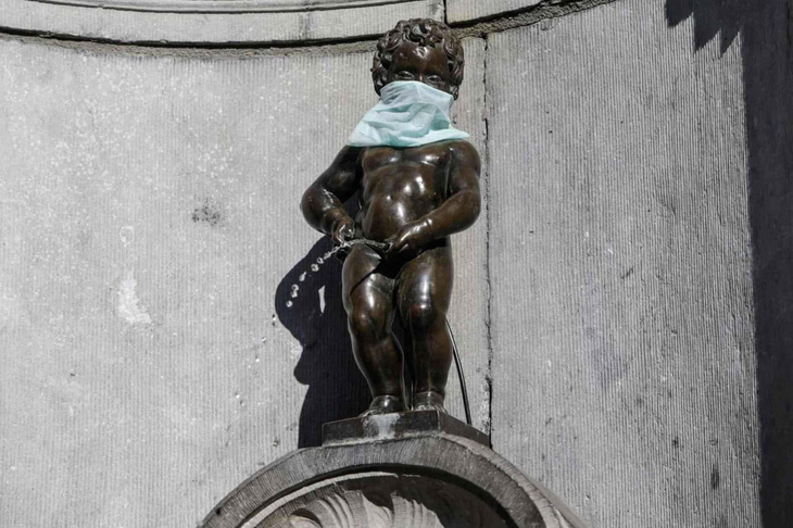 corona status cậu bé đứng tè manneken pis bỉ afp