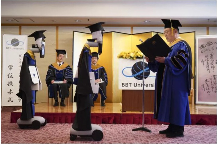 Dùng robot đại diện nhận bằng đại học, chuyện chỉ có ‘thời corona’ - Ảnh 2.