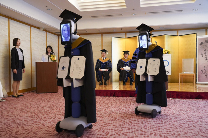 Dùng robot đại diện nhận bằng đại học, chuyện chỉ có ‘thời corona’ - Ảnh 8.