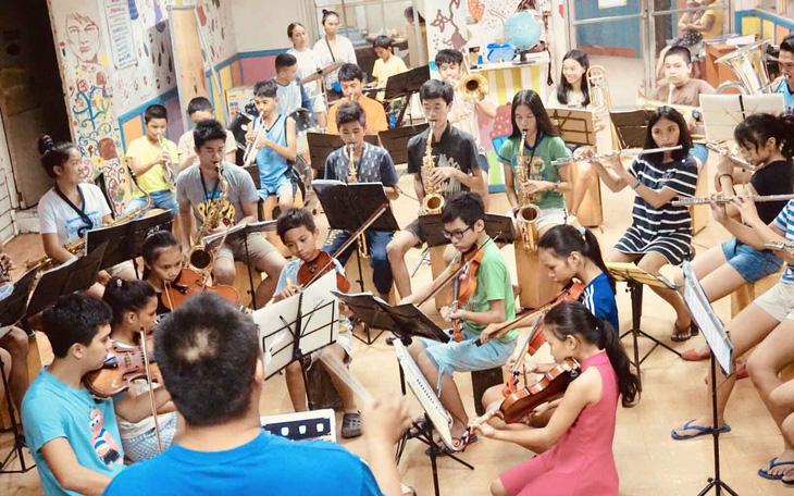 Gieo âm nhạc, ươm giấc mơ cho trẻ nghèo ở Cebu - Ảnh 1.