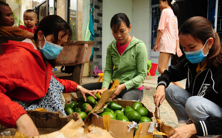 Bớt một chút lương, chủ thợ cùng vượt khó - Ảnh 1.